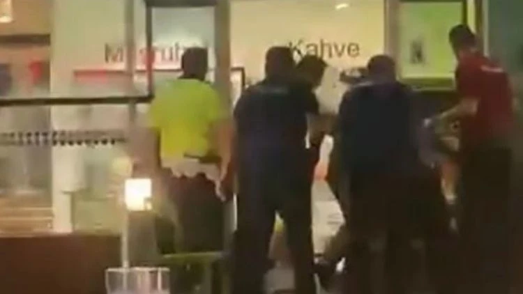 Havalimanında polise bıçaklı saldırı; 4 yaralı