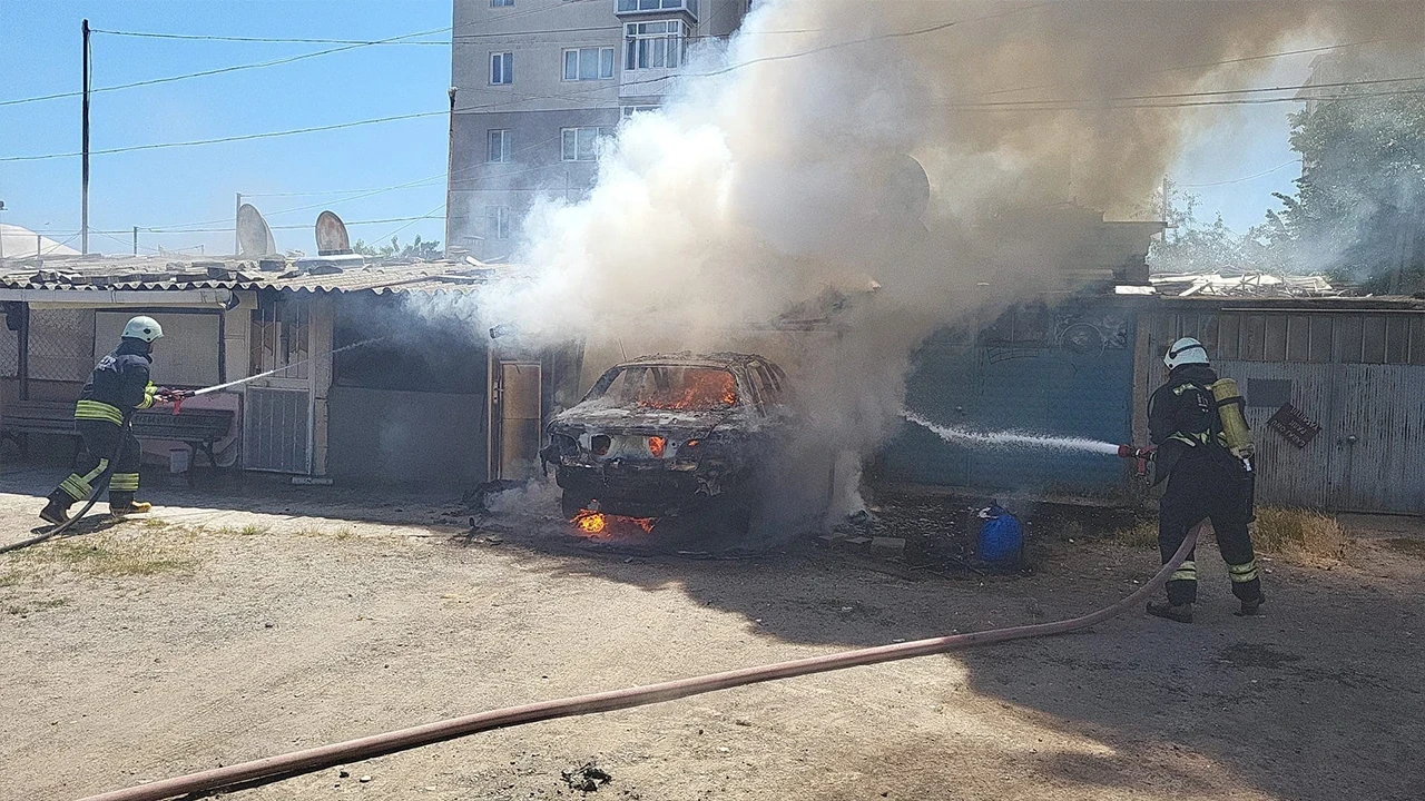 Muratlı'da korkutan yangın: Garajdaki otomobil alev topuna döndü