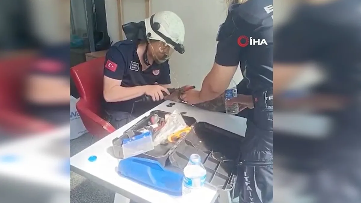 Bileğinde sıkışan kelepçe itfaiyenin müdahalesiyle çıkartıldı