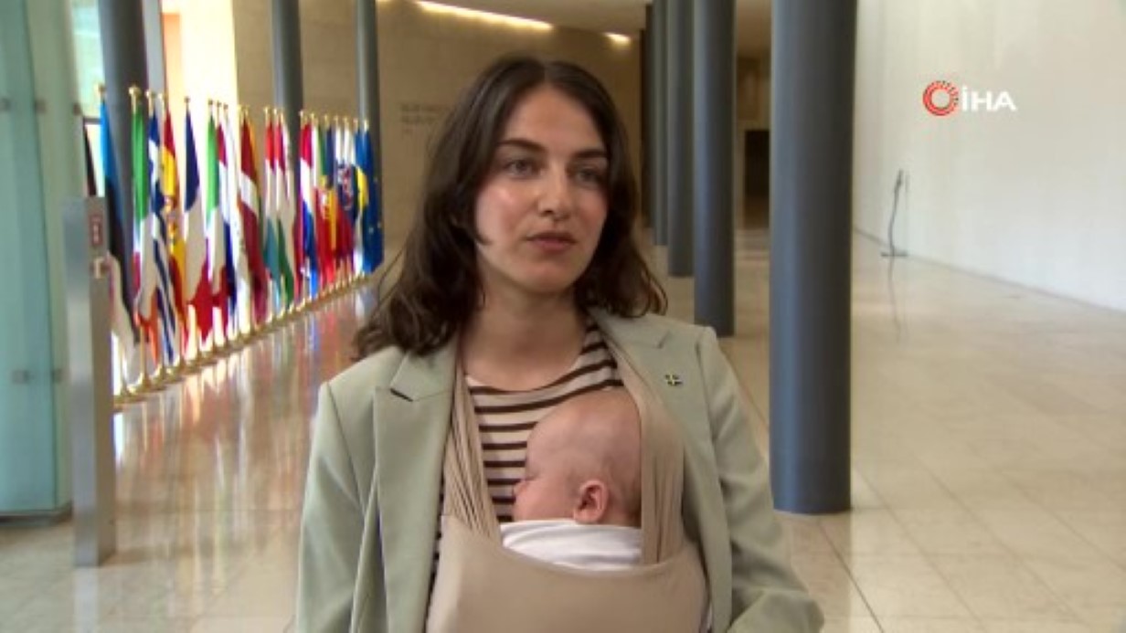 AB'de ilk: İsveçli Bakan, toplantıya bebeğiyle geldi
