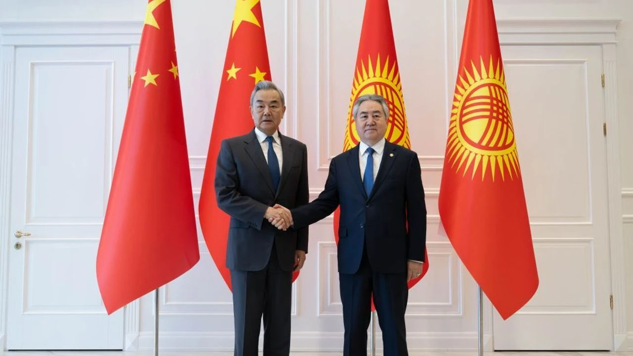 Wang Yi, Kırgız mevkidaşı Kulubaev ile görüştü