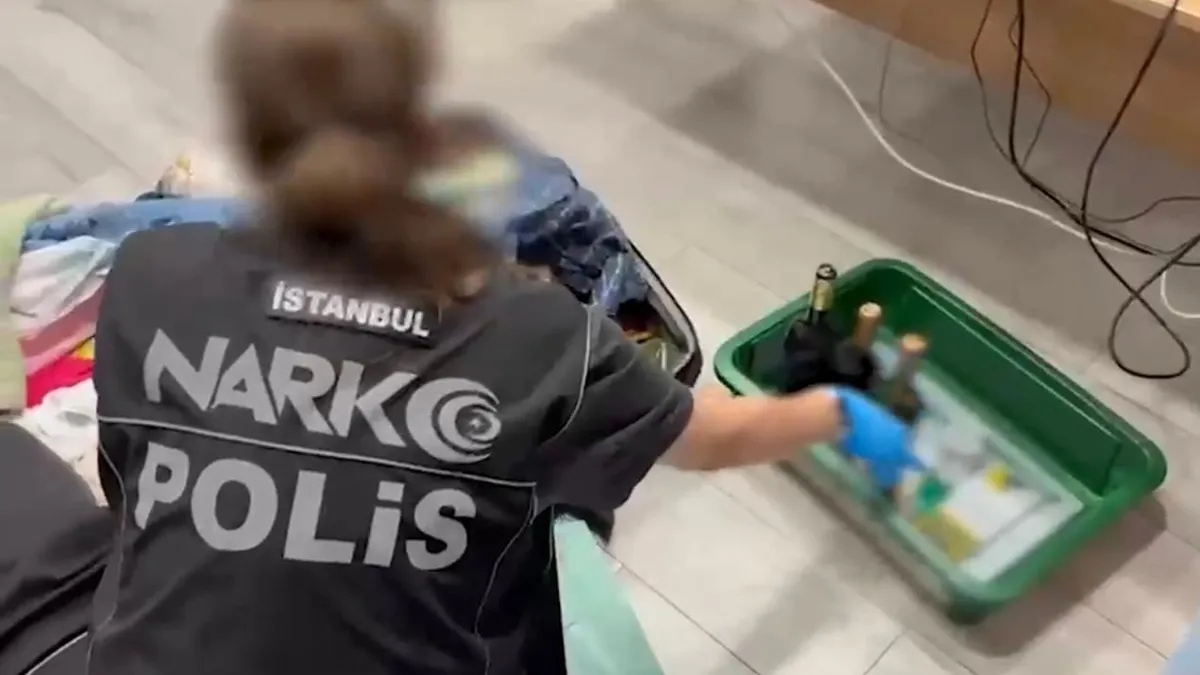 SON DAKİKA… Alkol şişelerinde uyuşturucu sevkiyatı: Gözaltına alınan 2 kurye tutuklandı!
