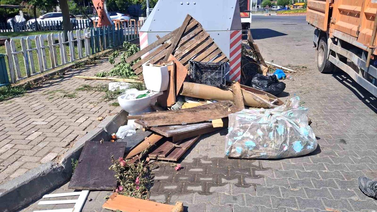 Bahçe atıkları ve molozlar Marmaris'i çöplüğe çeviriyor