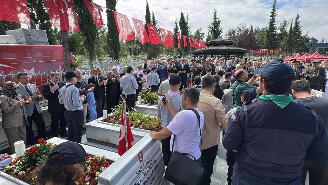 15 Temmuz'un 10. yıl dönümü: Şehitliklerde duygu dolu anlar: Hiç görmediği dayısının fotoğrafını defalarca öptü