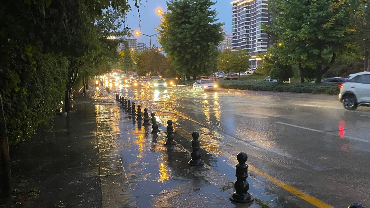 Ankara’da sağanak hayatı felç etti!