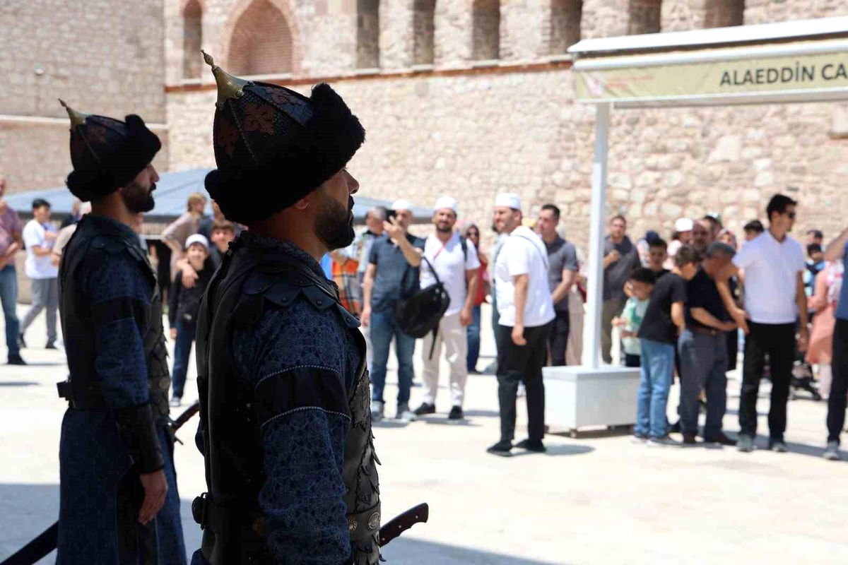 Konya'da Selçuklu Sultanlar Türbesi'nde saygı nöbeti değişimi