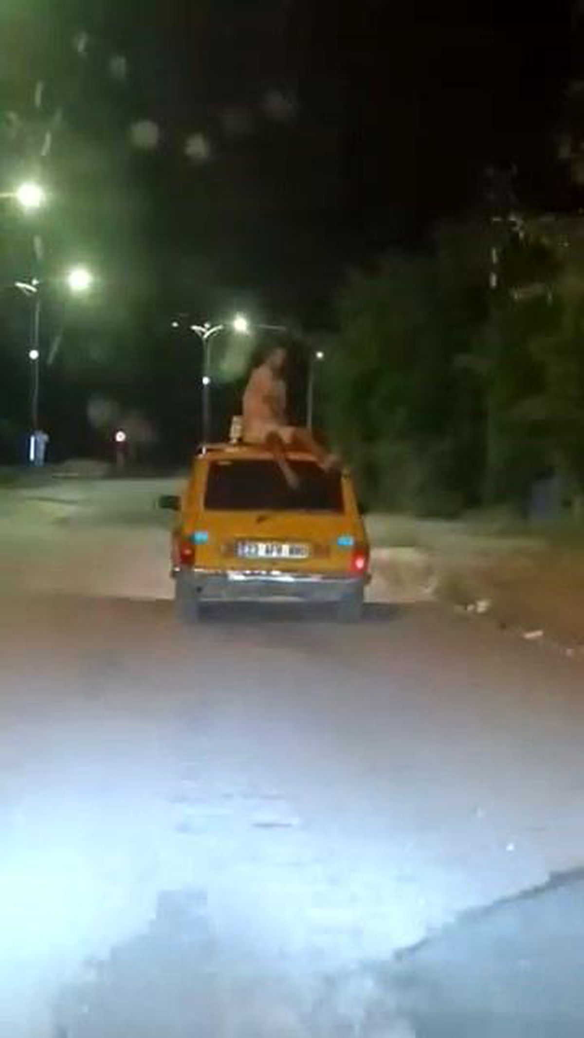 Aracın tavanında tehlikeli yolculuk