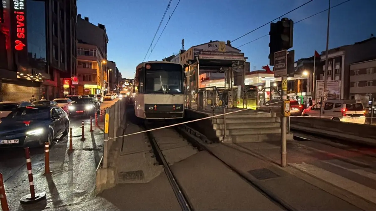 Bayrampaşa'da patlayan trafo tramvay seferlerini aksattı