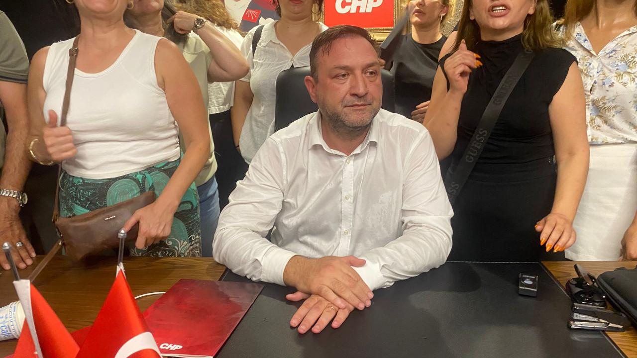 CHP İzmir İl Başkanlığı'nda hareketli dakikalar! Görevden alınan başkan koltuğunu bırakmak istemedi