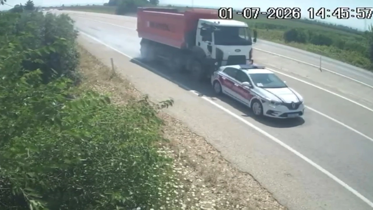 Adana'da jandarma aracına kamyonun çarptığı anlar kamerada
