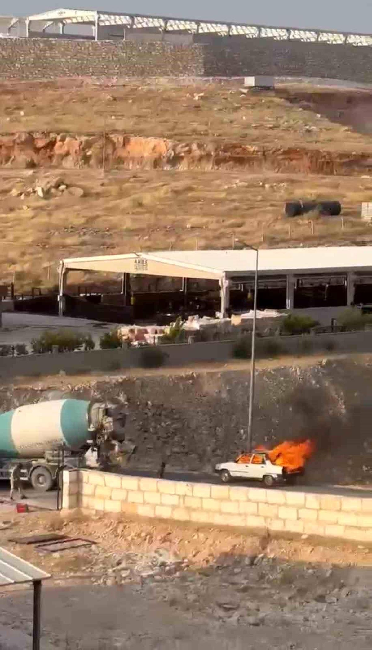 Şanlıurfa'da yanan otomobil beton mikseriyle söndürüldü