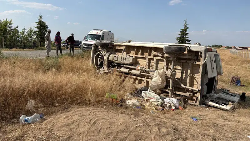 Tarım işçilerini taşıyan minibüs devrildi: 17 yaralı