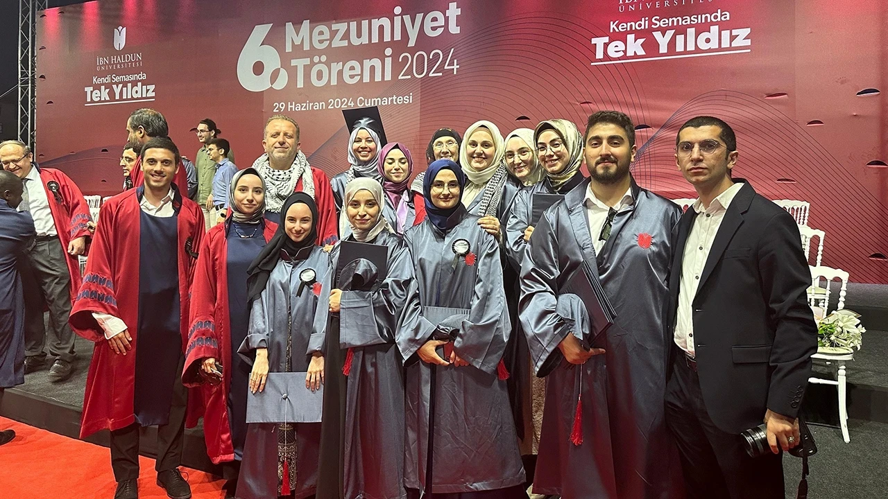 İbn Haldun Üniversitesi 8'inci mezunlarını uğurladı