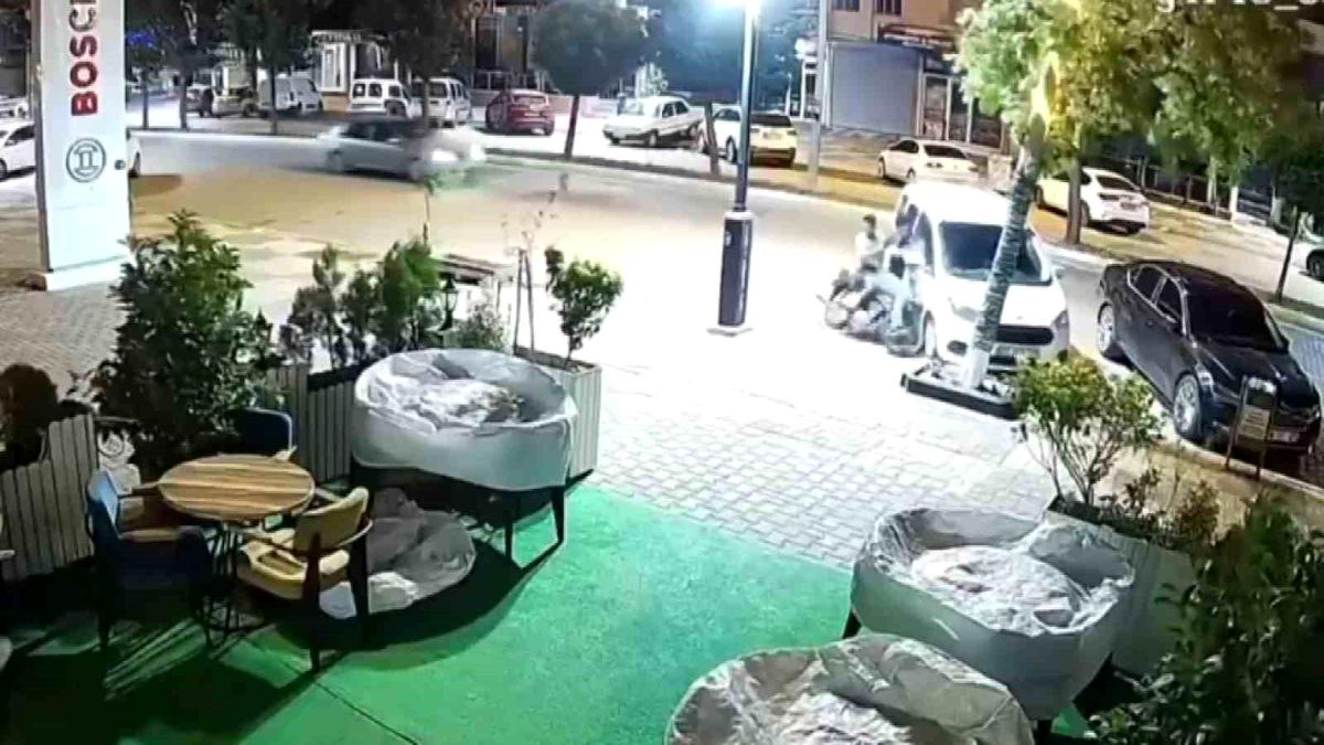 Kontrolden çıkan motosiklet hafif ticari araca çarptı: 2 yaralı