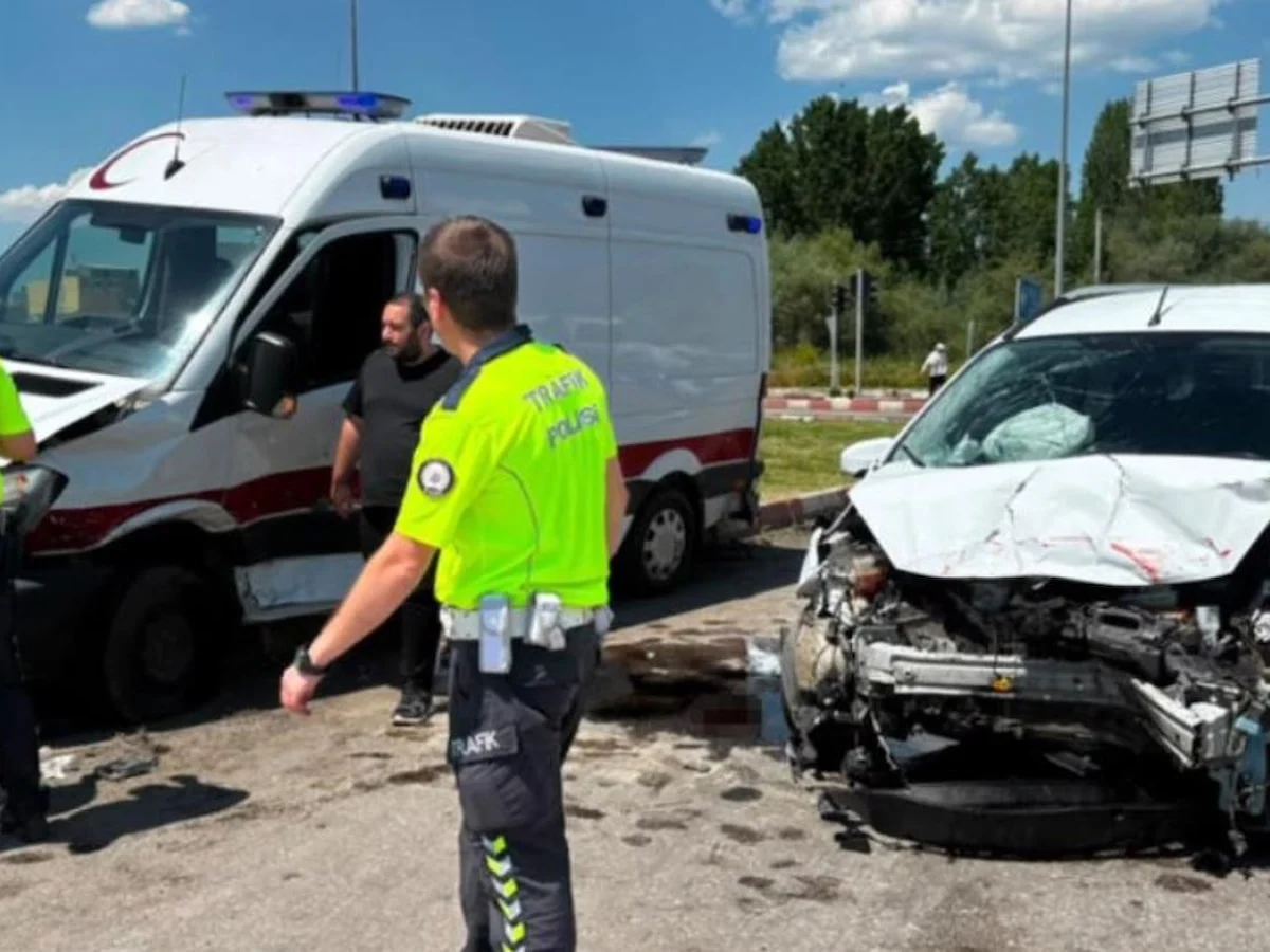 Kütahya'da ambulans ile ticari araç çarpıştı: 7 yaralı
