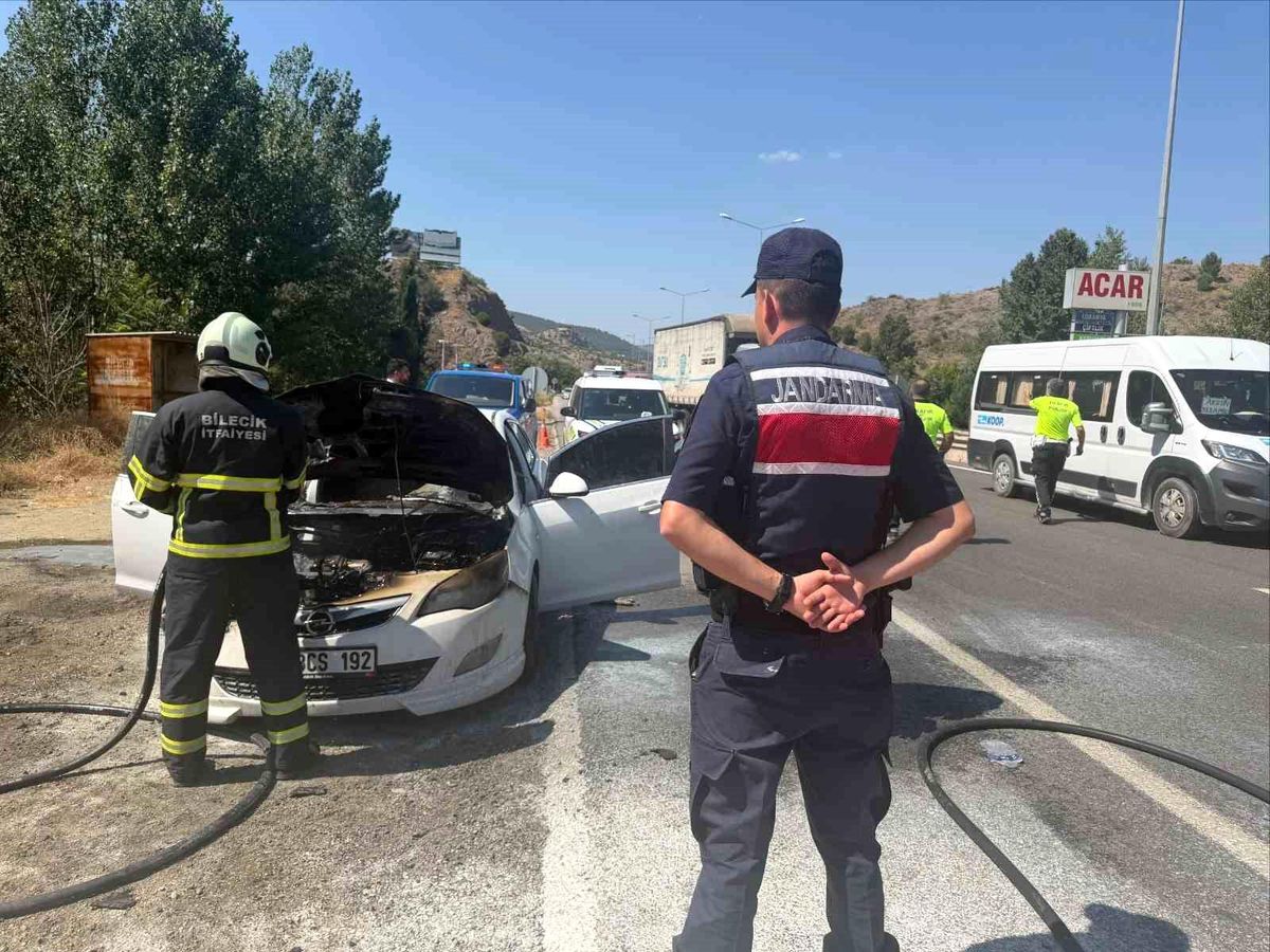 Seyir halindeki otomobil bir anda alev aldı