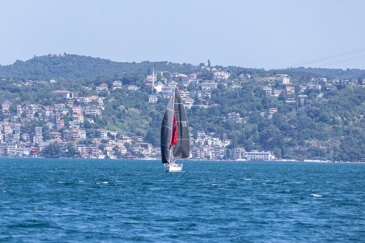 Denizcilik ve Kabotaj Bayramını yelkeniyle boğazdan geçerek kutladı