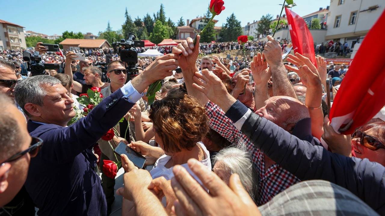 Özgür Özel'den dikkat çeken çıkış: "Bu başı veririm ama boyun eğmem"