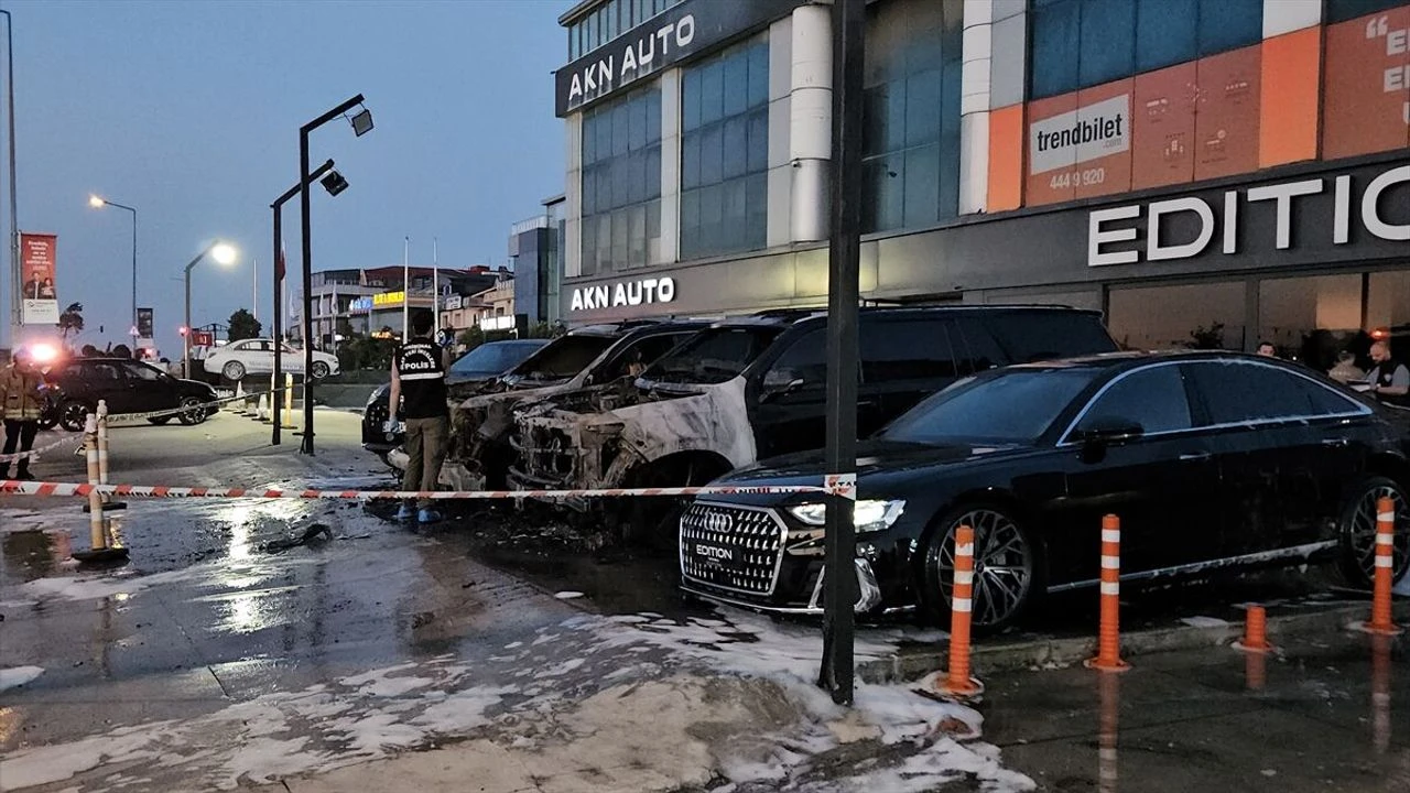 Bakırköy'de lüks otomobiller alev alev yandı