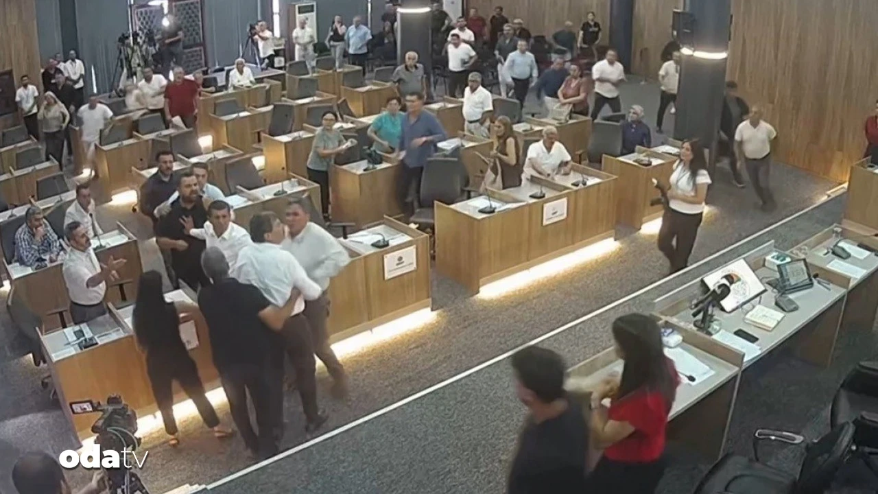 Toroslar Belediye Meclisi'nde tansiyon yükseldi: AKP'li ve CHP'li üyeler arasında kavga