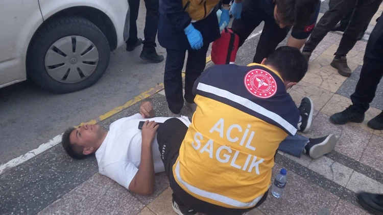 'Yan baktın?' tartışmasında bıçakla yaralandı