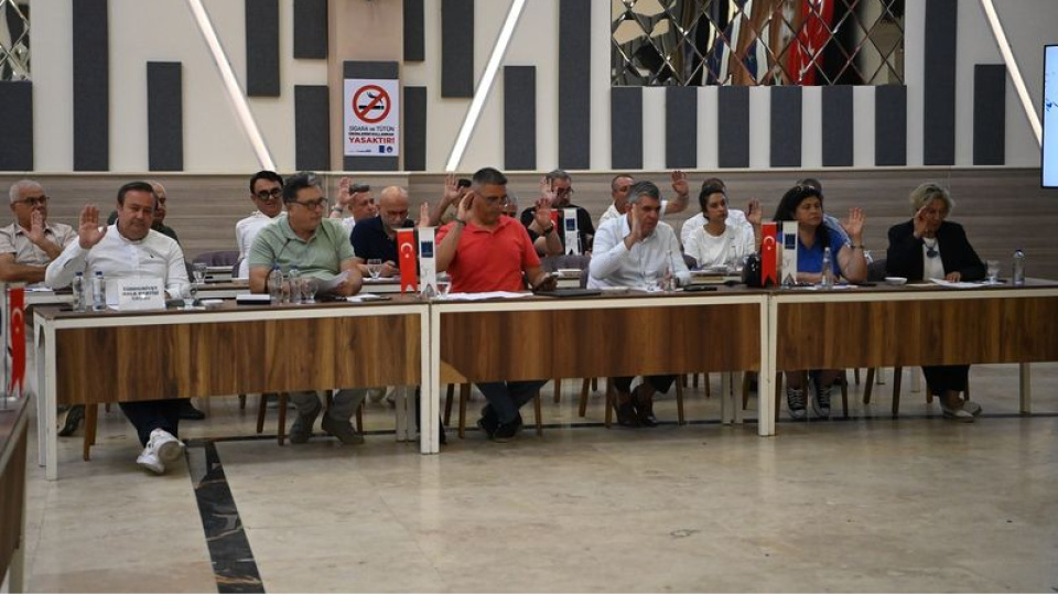 Kuşadası Belediye Meclisi'nde engelli erişimi ve elektrikli araç kararı