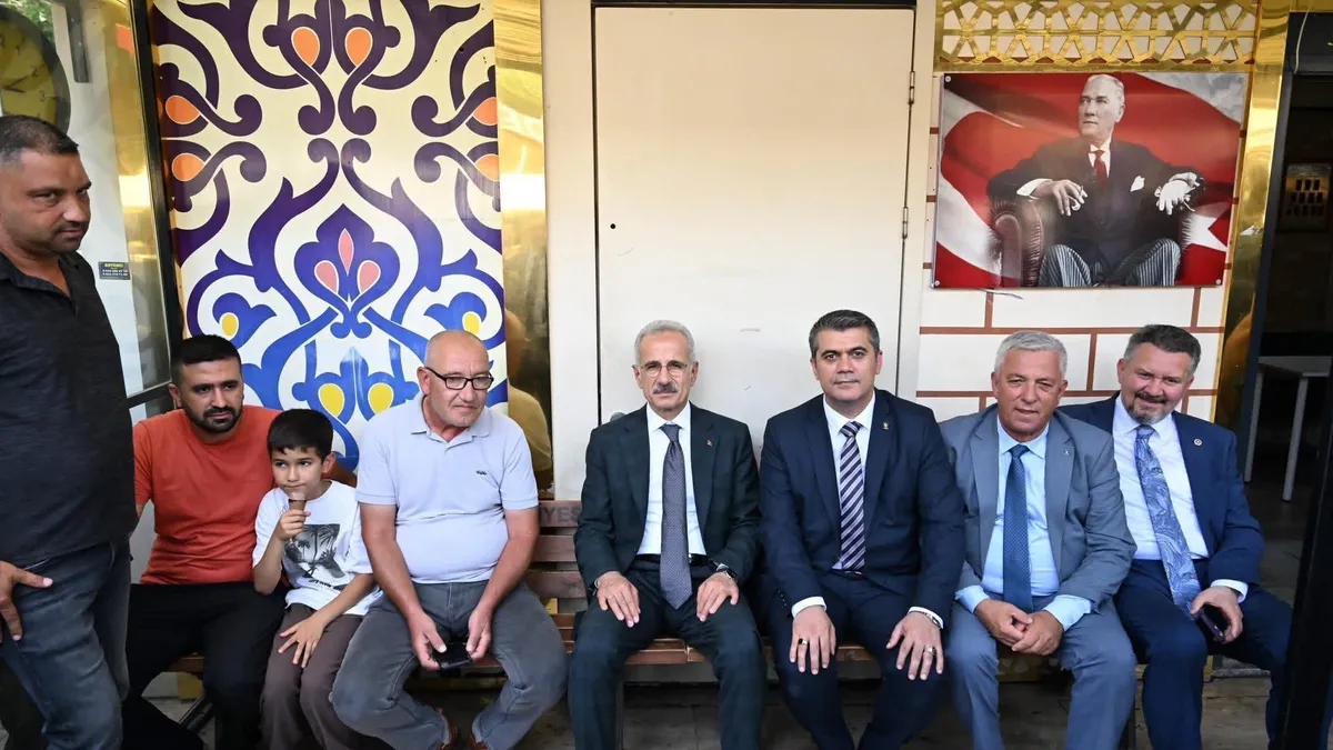 Ulaştırma ve Altyapı Bakanı Uraloğlu Tekirdağ’da esnafla buluştu