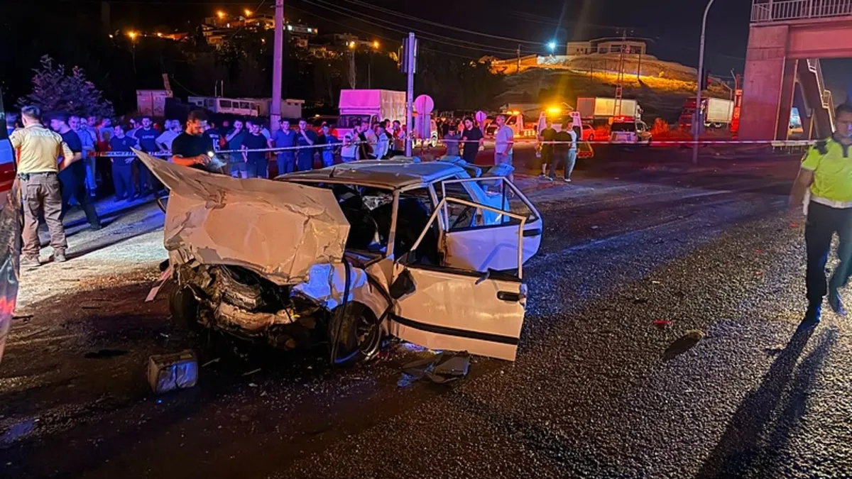 Kırmızı ışıkta bekleyen araca çarptı: 1 ölü, 3 yaralı