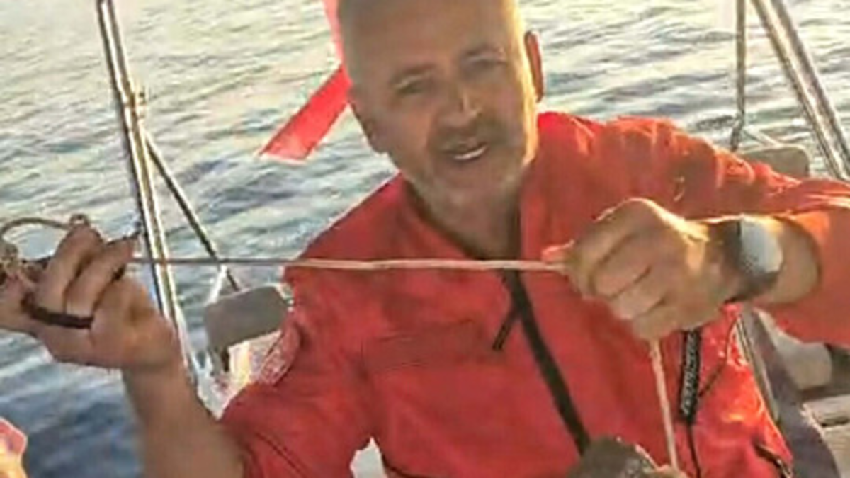 Kuşadası'nda akılalmaz vicdansızlık: Ayağına taş bağlanan Caretta caretta son anda kurtarıldı