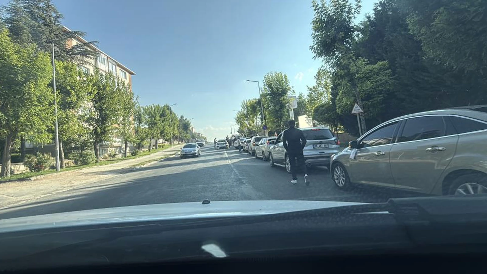 Eskişehir'de düğün konvoyu ambulansların çıkış yaptığı kapıyı kapattı: Vatandaşlar tepki gösterdi