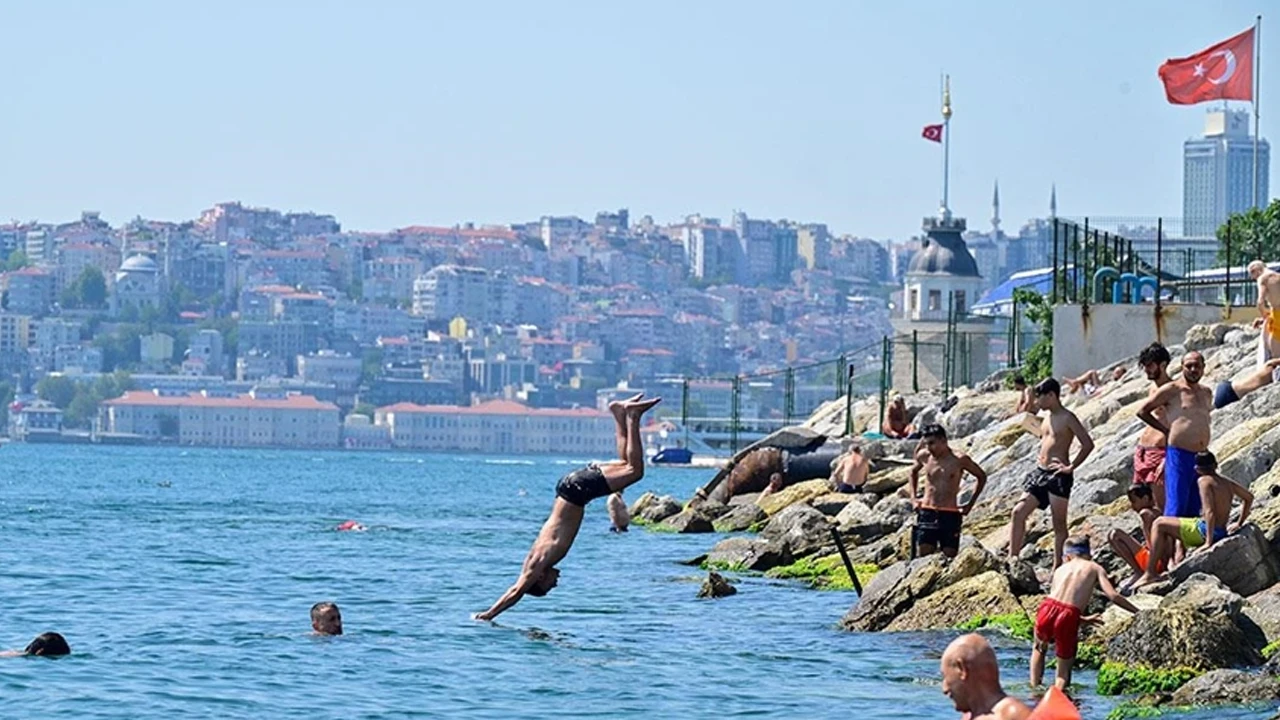 Sıcak hava İstanbul'u bunalttı: Vatandaşlar sahillere akın etti