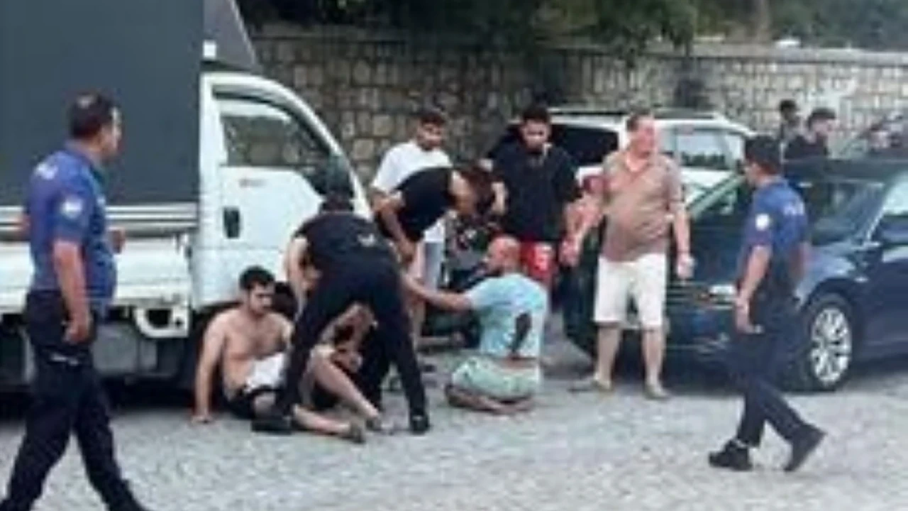 Kağıthane'de trafikte yol verme kavgası: 4 yaralı, polis havaya ateş açarak müdahale etti