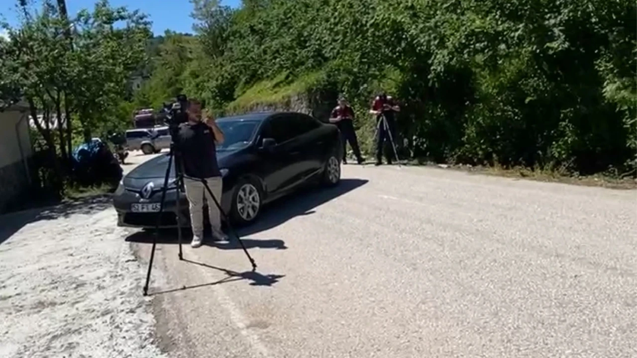 Heyelan mağdurları yol kesti: Ya elektrik gelecek ya bu yol kapanacak