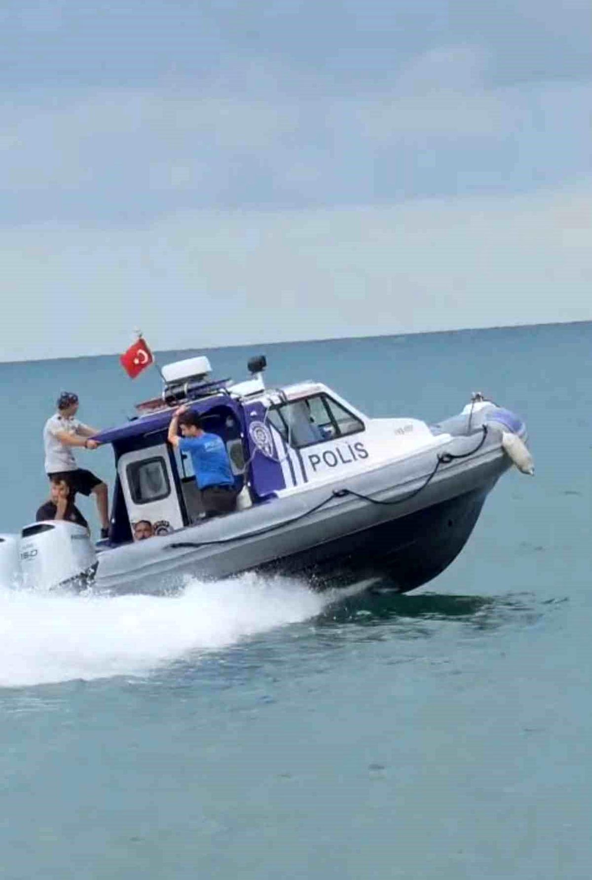 Karadeniz'in hırçın dalgaları arasında mahsur kalan yüzücüyü deniz polisi kurtardı