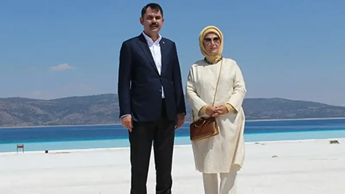 Emine Erdoğan'dan Bakan Kurum'a tebrik