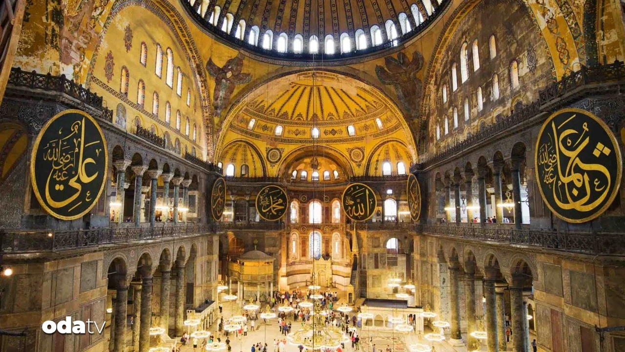 Ayasofya'da provokasyon: İki turist sınır dışı edilecek
