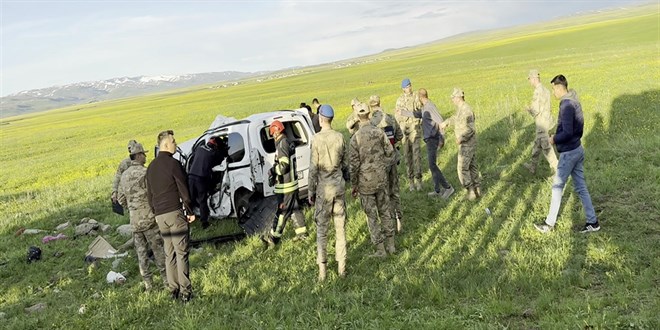 Hafif ticari araç takla attı: 1'i bebek 3 ölü