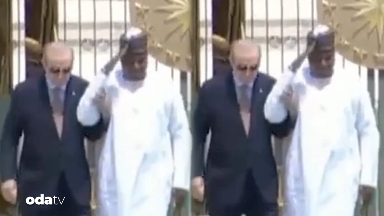 Törende dikkat çeken anlar... Nijer Cumhurbaşkanı Abdurrahman Tchiani karıştırdı, Cumhurbaşkanı Erdoğan yönlendirdi