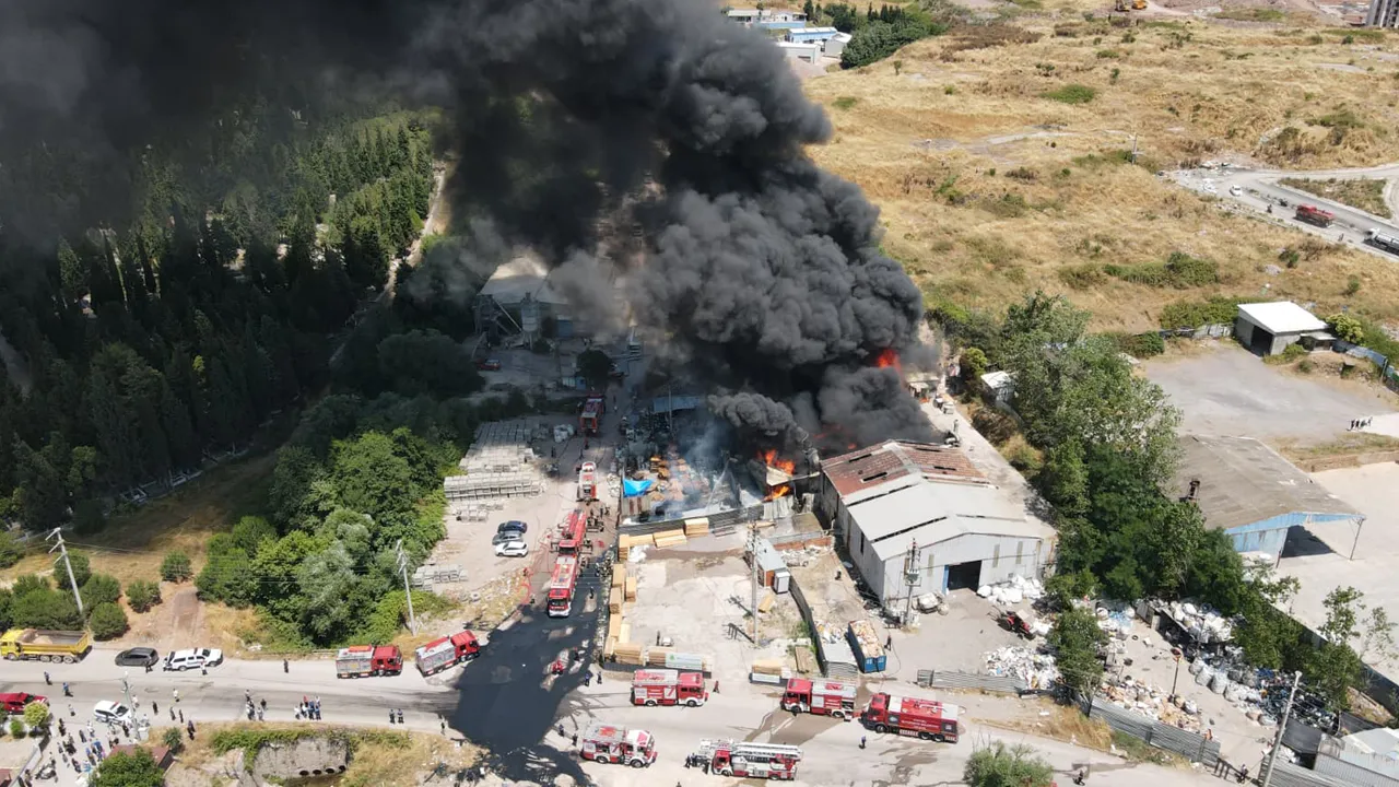 Kocaeli'de fabrika yangını! Çok sayıda ekip bölgeye sevk edildi