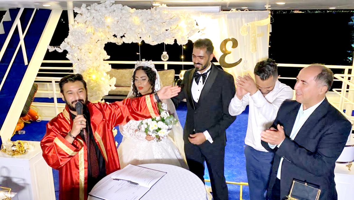 Tiyatral nikah memurluğu ilgi görüyor