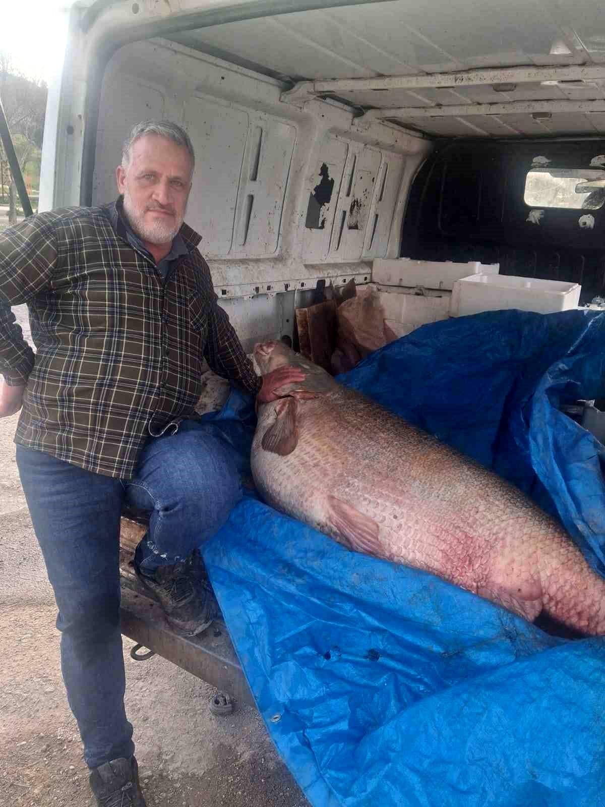 Av yasağının bittiği gün 130 kiloluk turna balığı yakaladı, nasıl doğrayacağını düşünmeye başladı