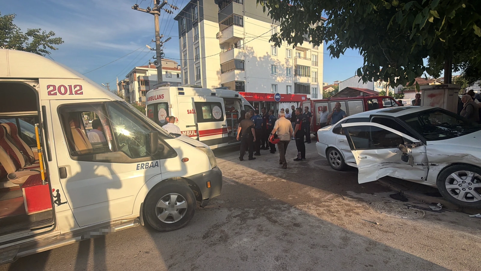 Tokat'ta işçi servisi ile otomobil çarpıştı: Çok sayıda yaralı var