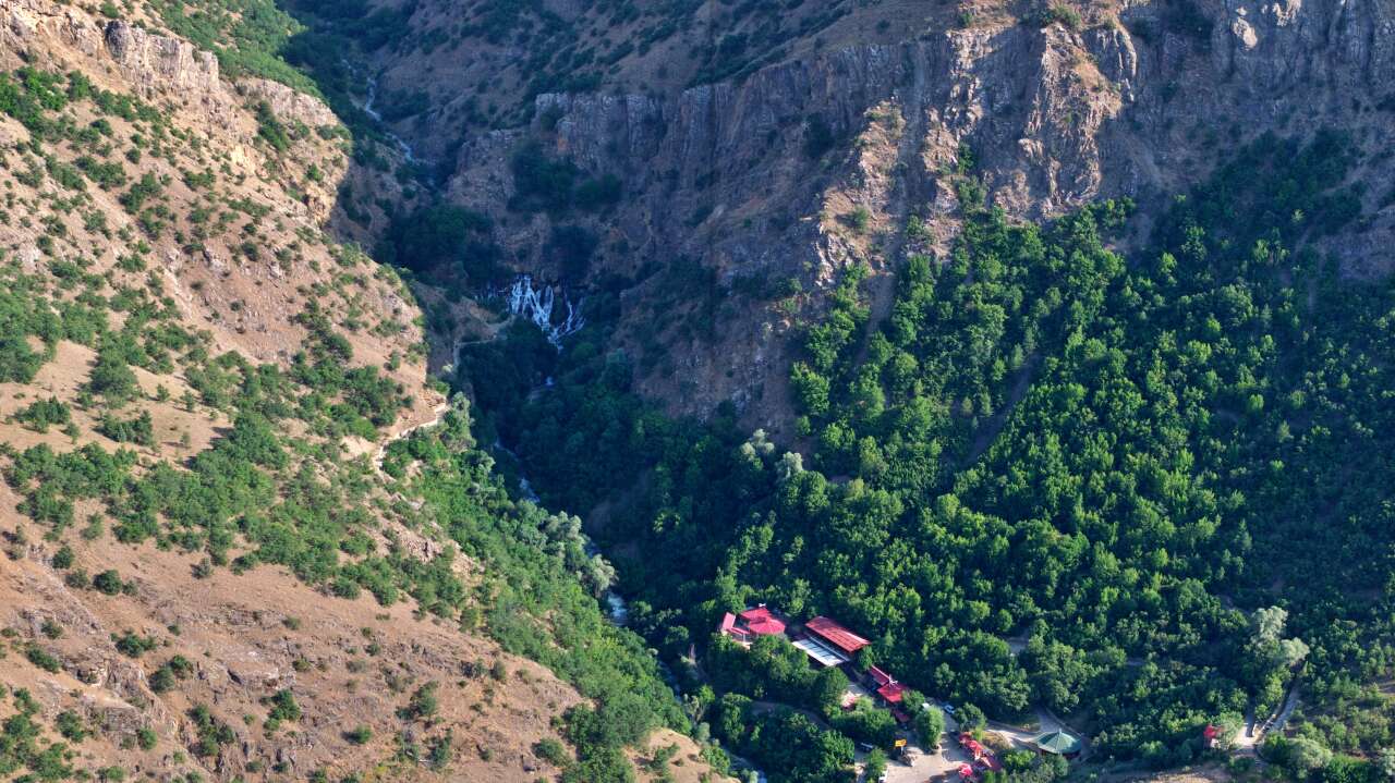 Gümüşhane'deki Tomara Şelalesi doğa tutkunlarını ağırlıyor