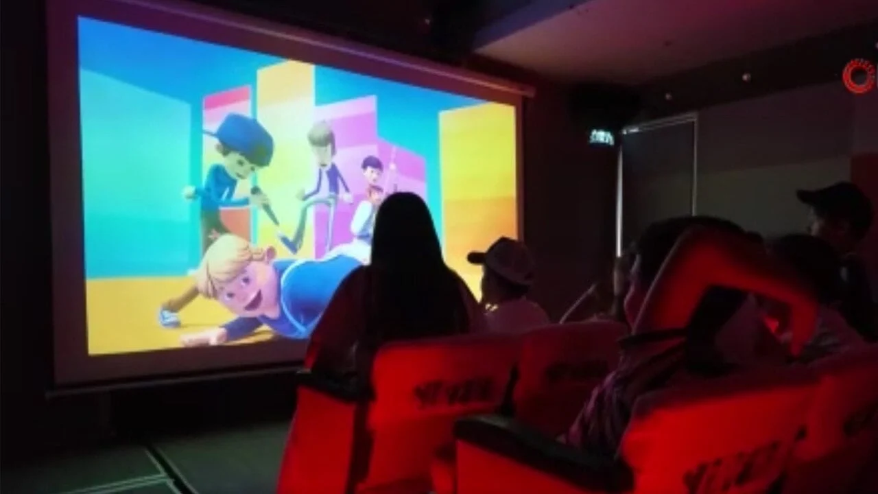 Çocuklar TRT’nin sinema tırı ile doyasıya eğlendi
