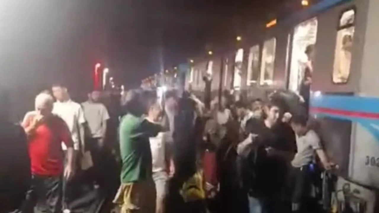 Gaziosmanpaşa'da tramvay hattında korku dolu anlar: Trafoda yangın çıktı, seferler durdu!