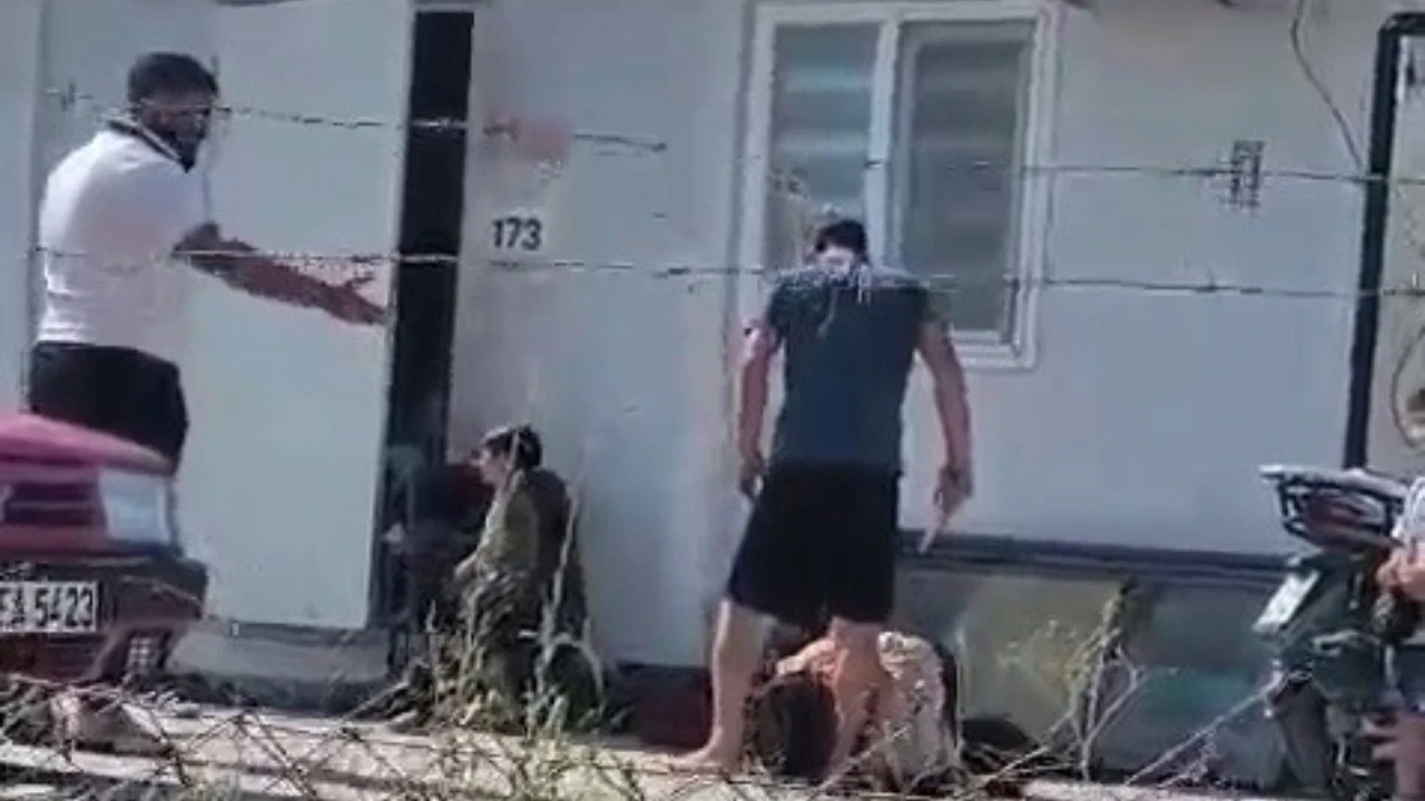 Çocuklarının gözü önünde eşini bıçakla tehdit edip dövdü