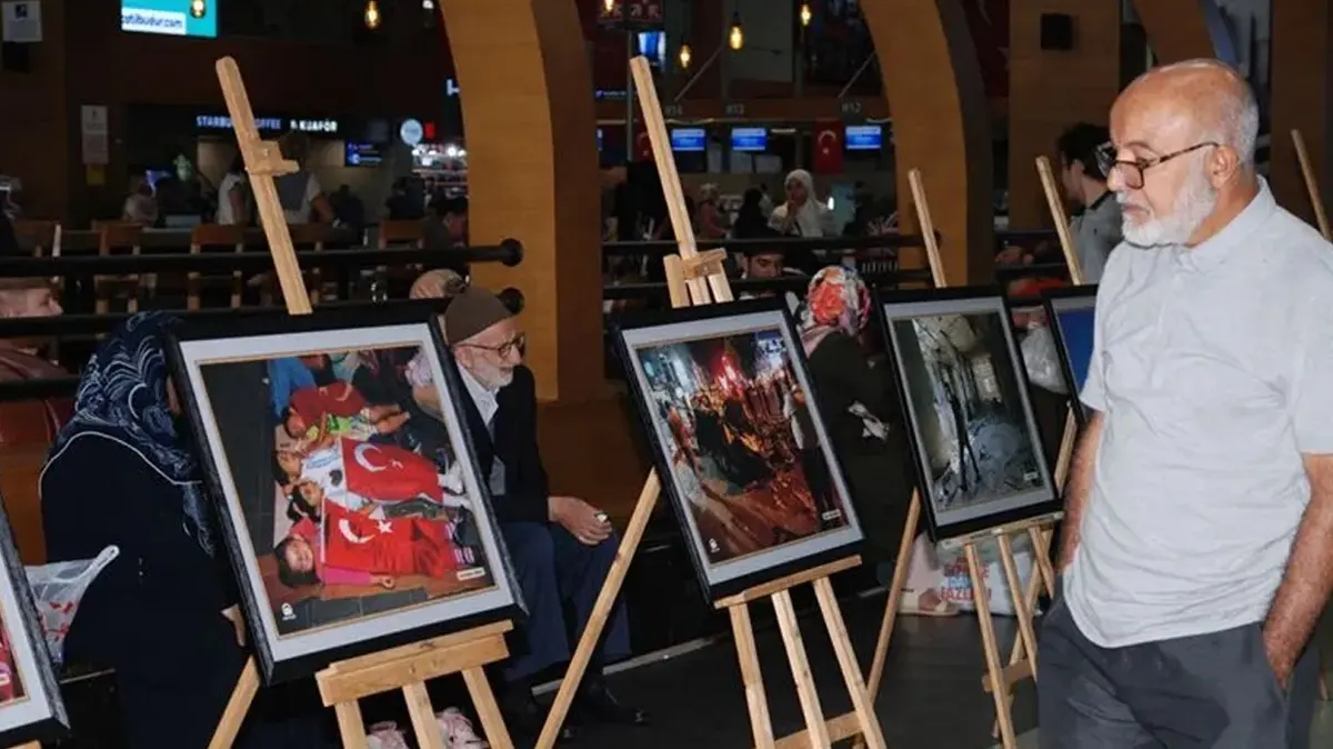 İstanbul'da yolculardan yoğun ilgi! Havalimanlarında 15 Temmuz fotoğrafları sergisi açıldı