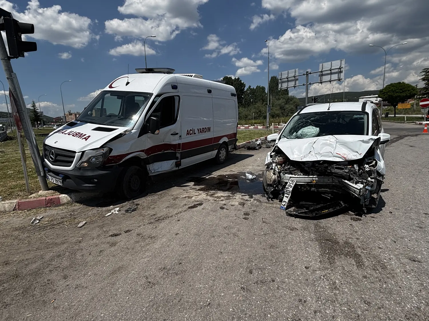 Kütahya'da özel ambulans ile hafif ticari araç çarpıştı: 7 kişi yaralandı