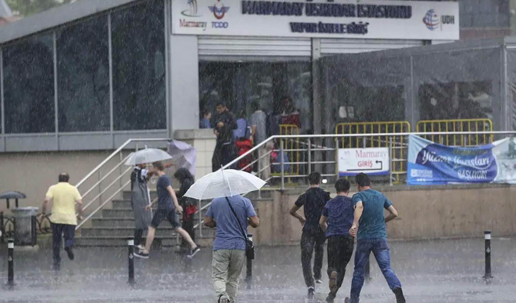AKOM tarih vererek uyardı: İstanbul'da sıcaklıklar düşecek, sağanak geliyor