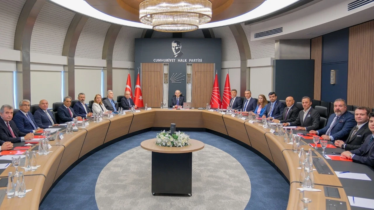 Yarın toplanacak CHP MYK'da gündem ihraçlar